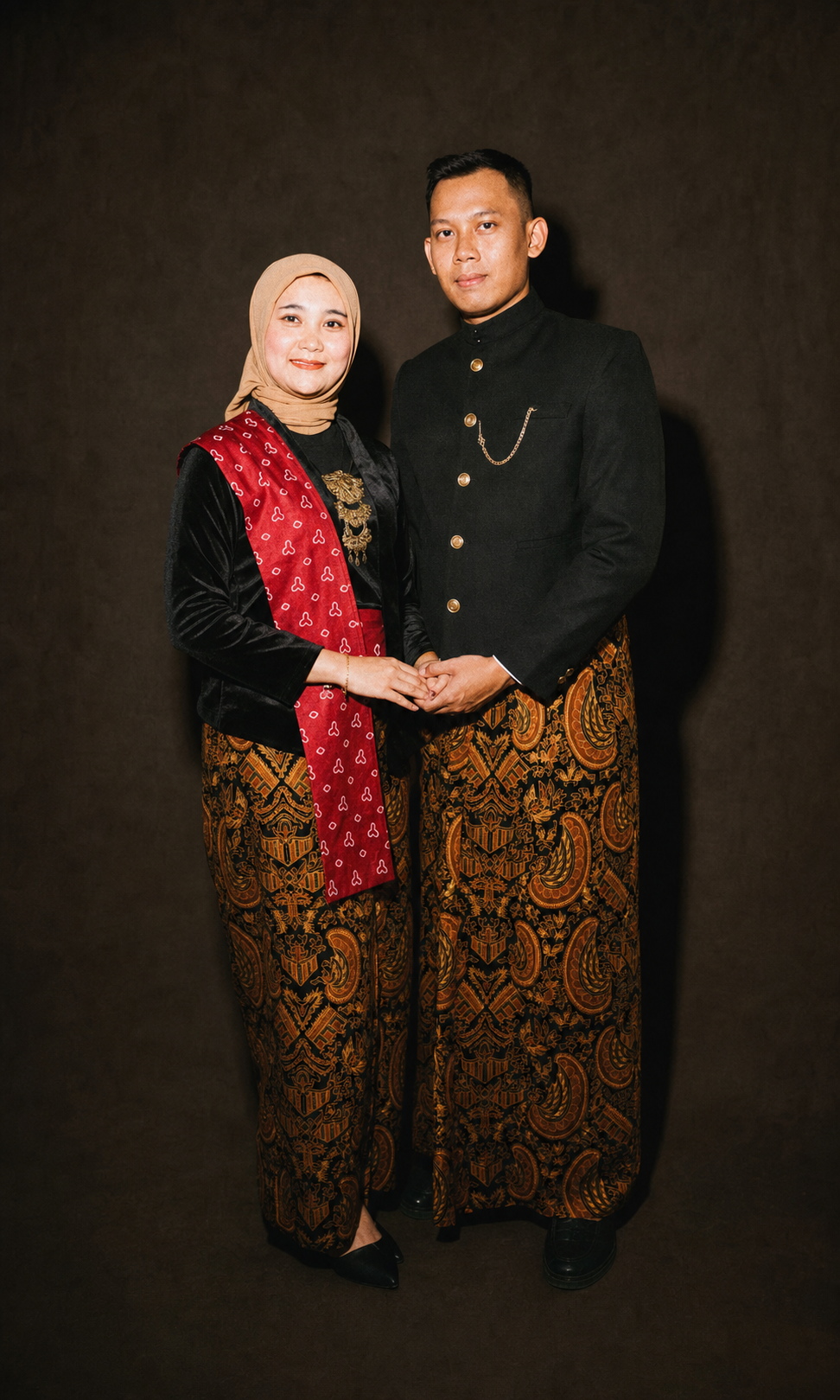 Potret Bagus dan Titin berdampingan